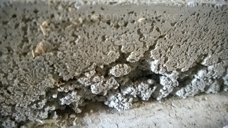 Kaverny v betonové podlaze zhotovené ze zavhlého cementového potěru